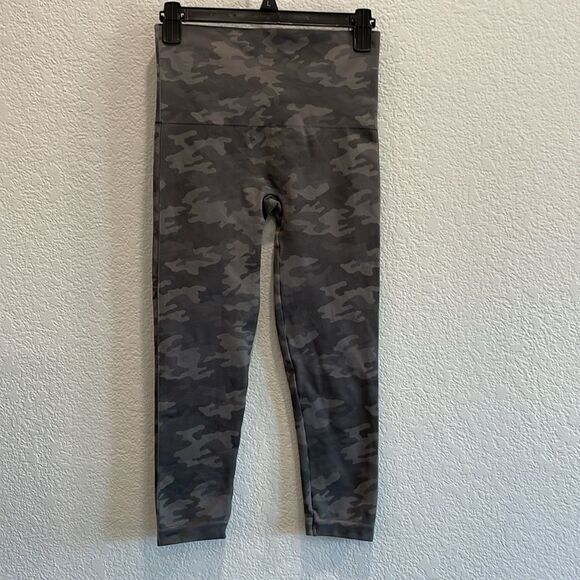 Spanx Look At Me Now Camo Seamless Cropped Leggings Size Medium - Picture 5 of 7
